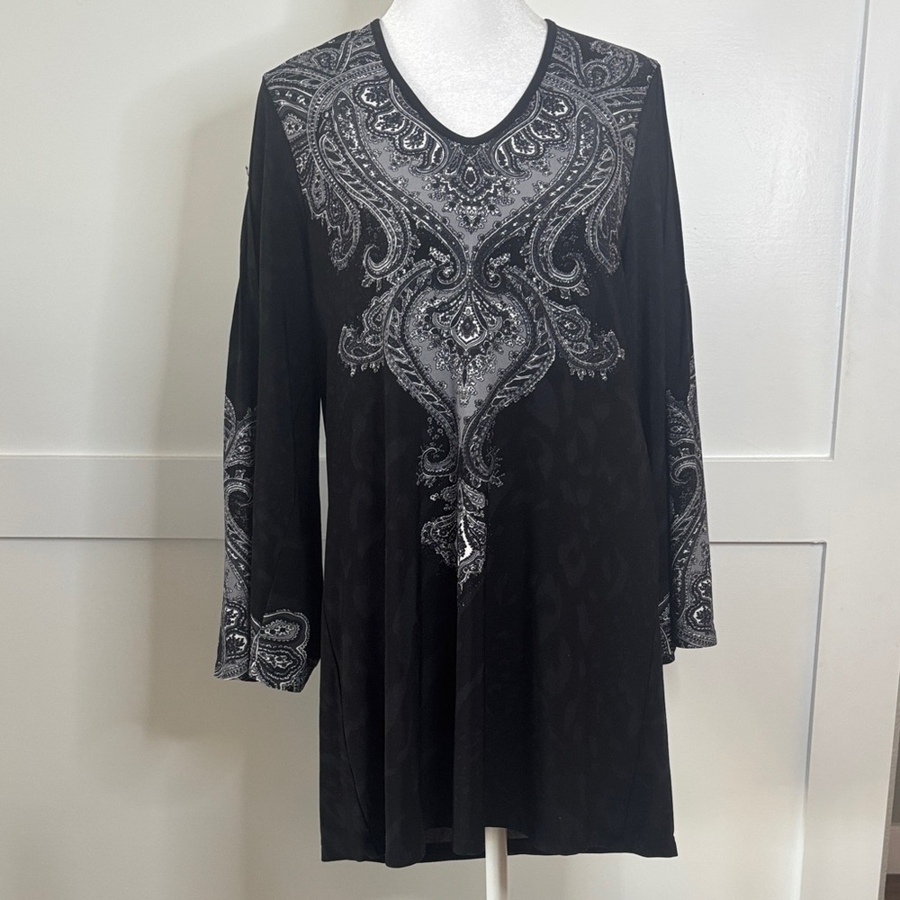 Effortless Style Black and Gray Paisley Top size small